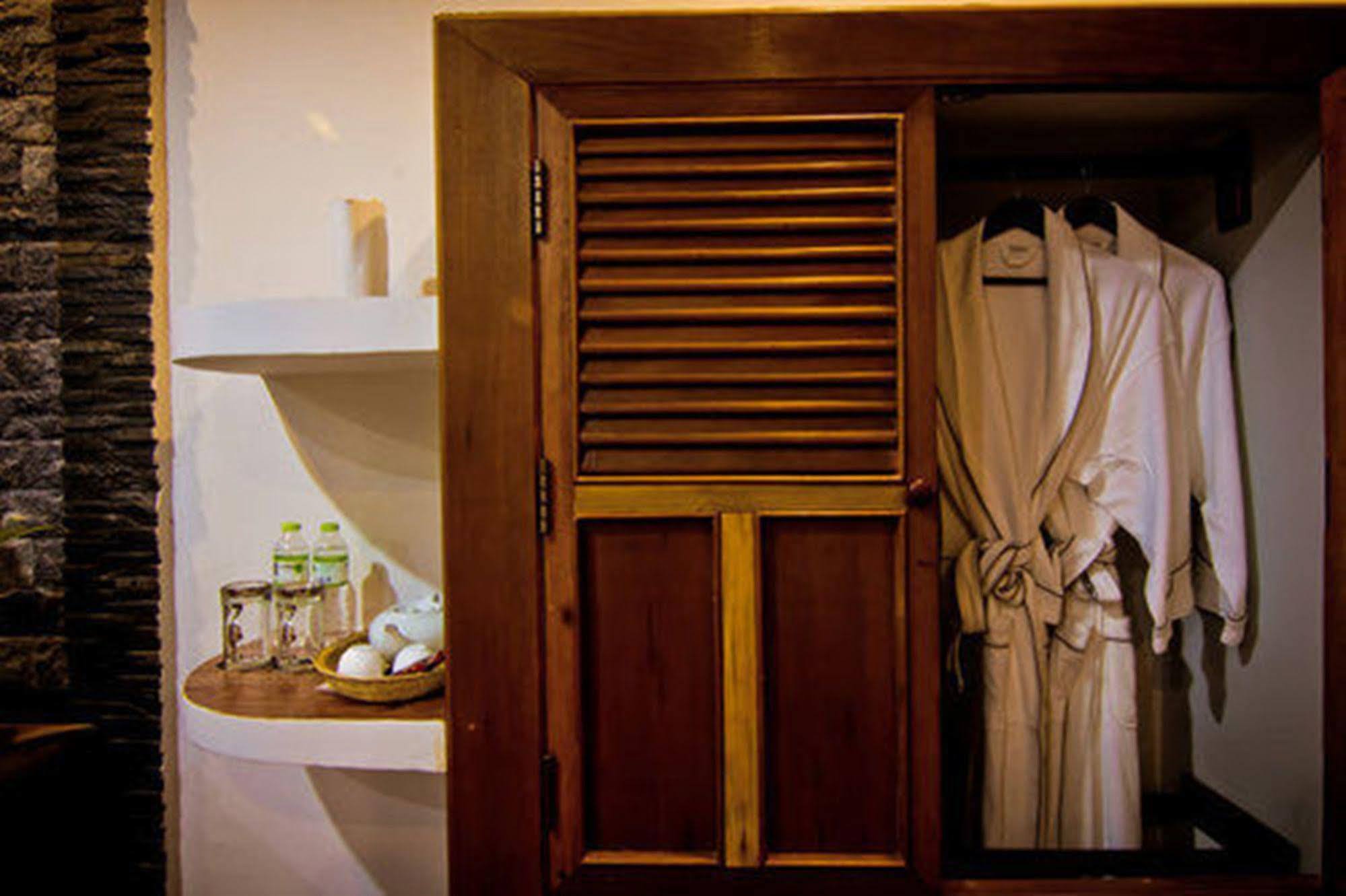 Ravorn Villa Boutique Battambang Esterno foto